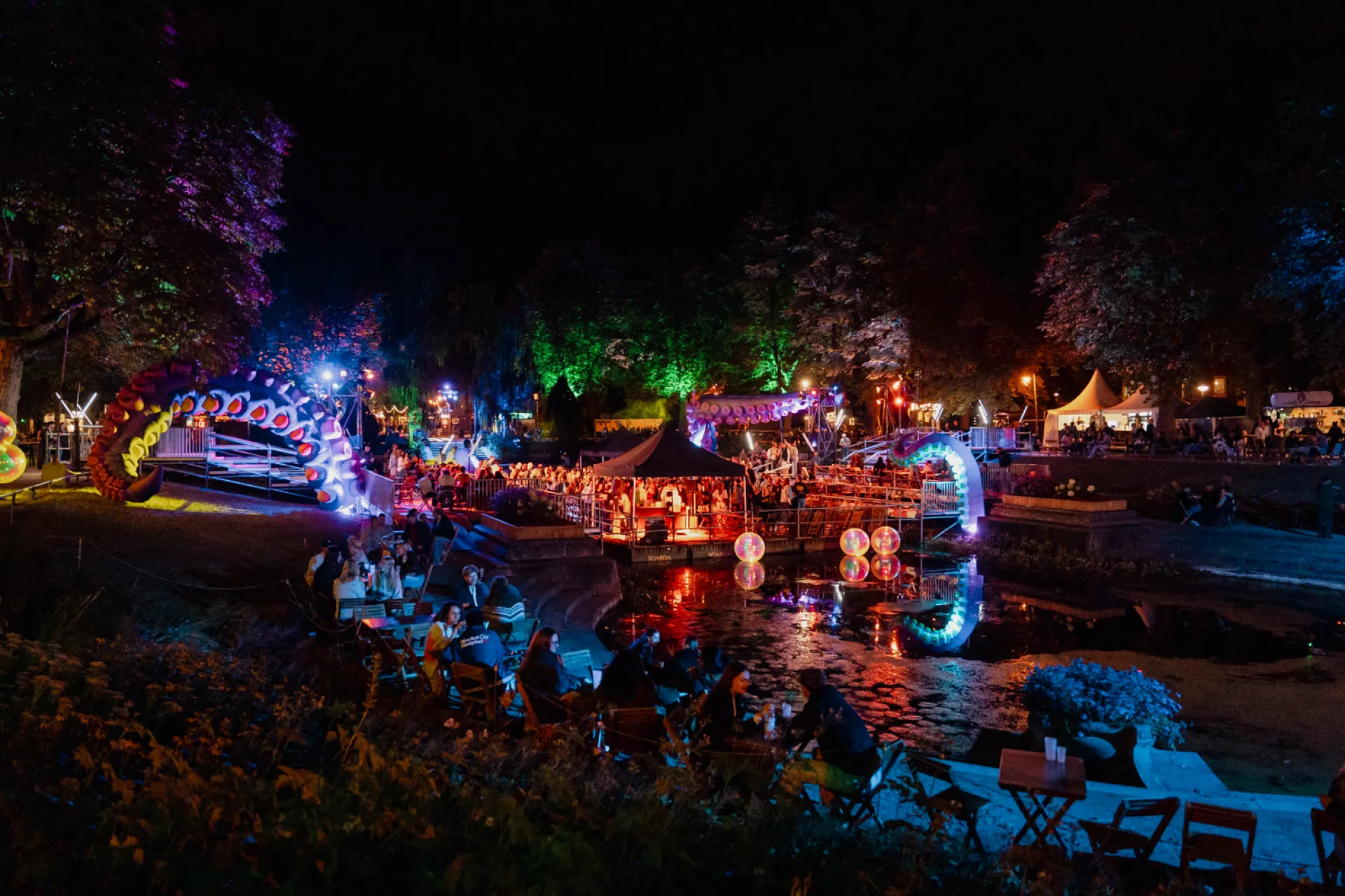 Noorderzon Festival in Groningen met publiek en sfeerverlichting